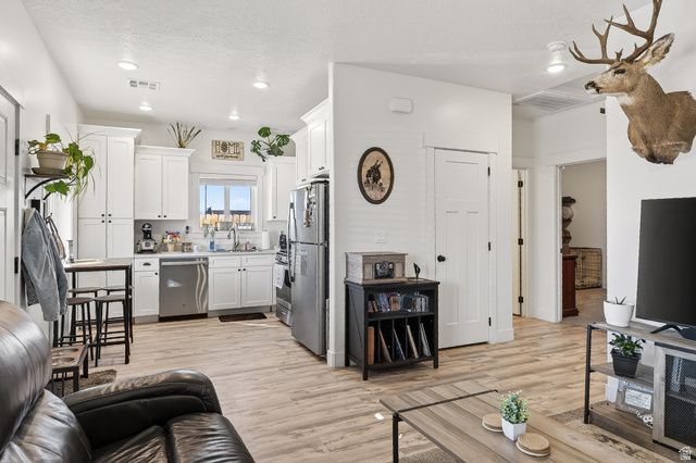 4236 N MAPLE CIR, Enoch, UT 84721