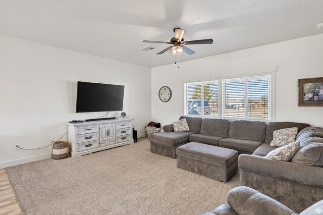 4236 N MAPLE CIR, Enoch, UT 84721