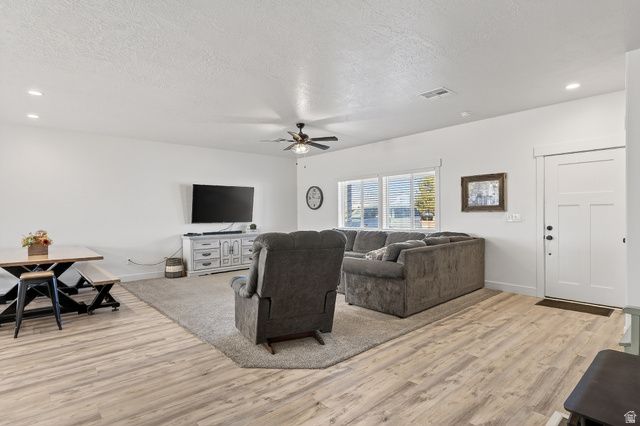 4236 N MAPLE CIR, Enoch, UT 84721