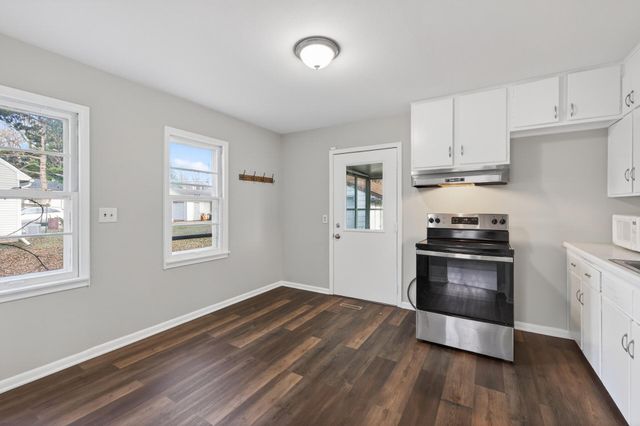 121 Roselawn Avenue E, Maplewood, MN 55117