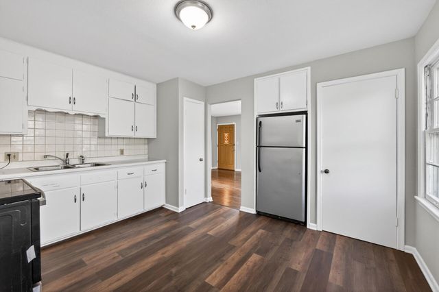 121 Roselawn Avenue E, Maplewood, MN 55117