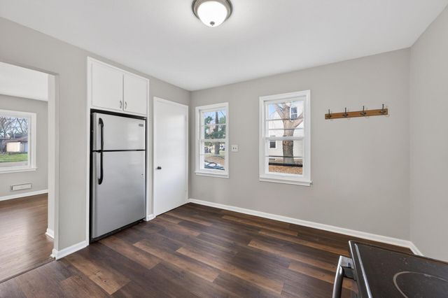 121 Roselawn Avenue E, Maplewood, MN 55117