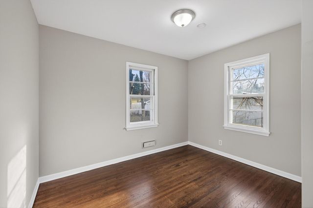 121 Roselawn Avenue E, Maplewood, MN 55117