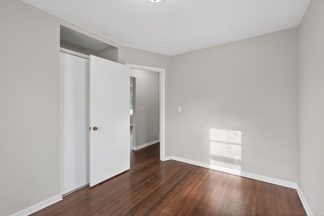 121 Roselawn Avenue E, Maplewood, MN 55117