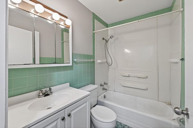 121 Roselawn Avenue E, Maplewood, MN 55117