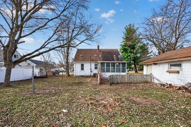 121 Roselawn Avenue E, Maplewood, MN 55117