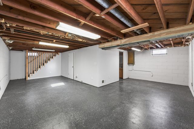 121 Roselawn Avenue E, Maplewood, MN 55117