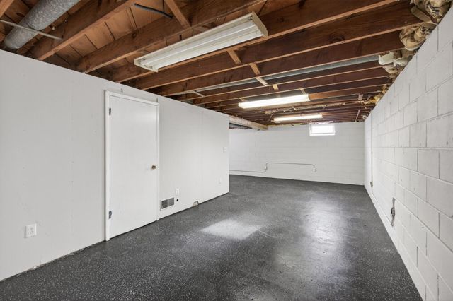 121 Roselawn Avenue E, Maplewood, MN 55117