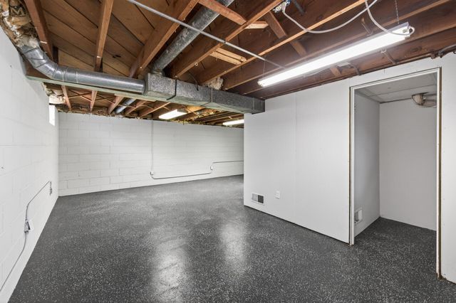 121 Roselawn Avenue E, Maplewood, MN 55117