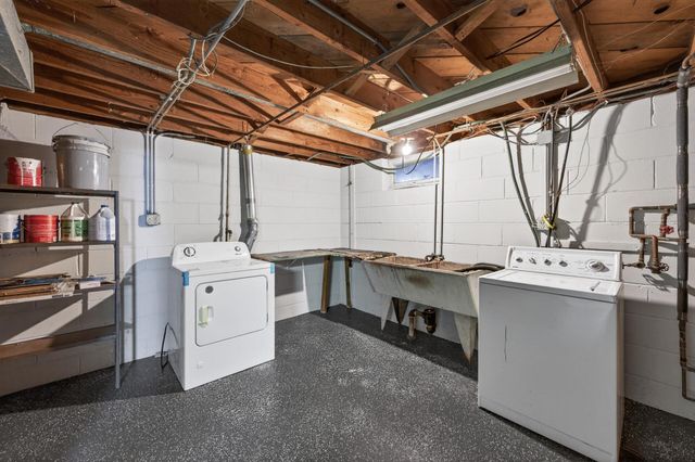 121 Roselawn Avenue E, Maplewood, MN 55117