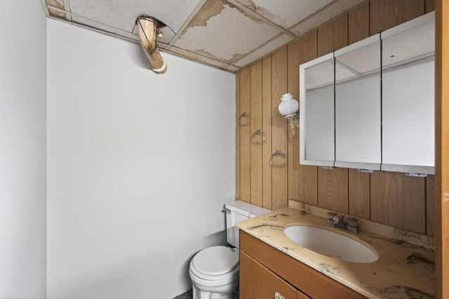 121 Roselawn Avenue E, Maplewood, MN 55117