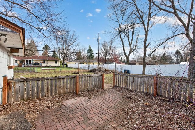 121 Roselawn Avenue E, Maplewood, MN 55117