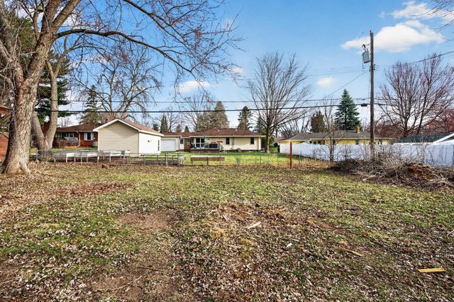 121 Roselawn Avenue E, Maplewood, MN 55117