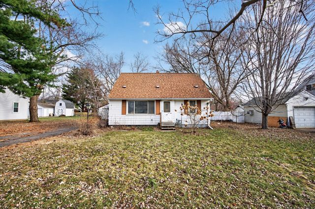 121 Roselawn Avenue E, Maplewood, MN 55117