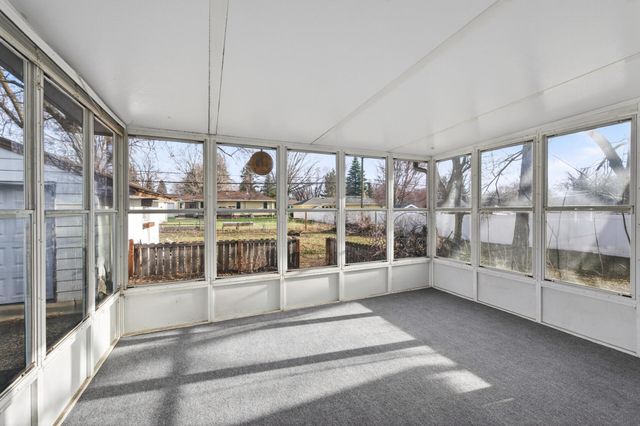 121 Roselawn Avenue E, Maplewood, MN 55117