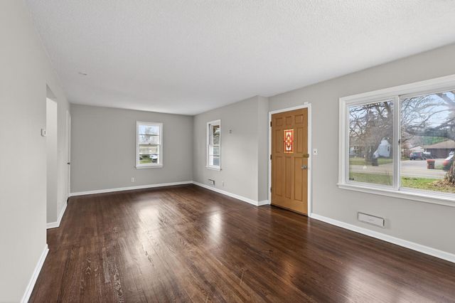 121 Roselawn Avenue E, Maplewood, MN 55117