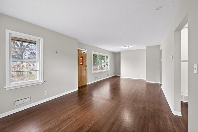 121 Roselawn Avenue E, Maplewood, MN 55117