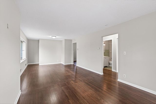 121 Roselawn Avenue E, Maplewood, MN 55117