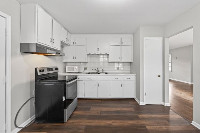 121 Roselawn Avenue E, Maplewood, MN 55117