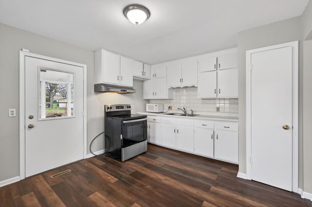 121 Roselawn Avenue E, Maplewood, MN 55117