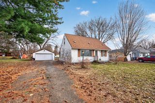 121 Roselawn Avenue E, Maplewood, MN 55117