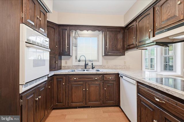 1828 N EDEN RD, Lancaster, PA 17601