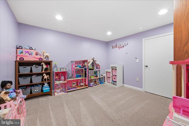 1828 N EDEN RD, Lancaster, PA 17601