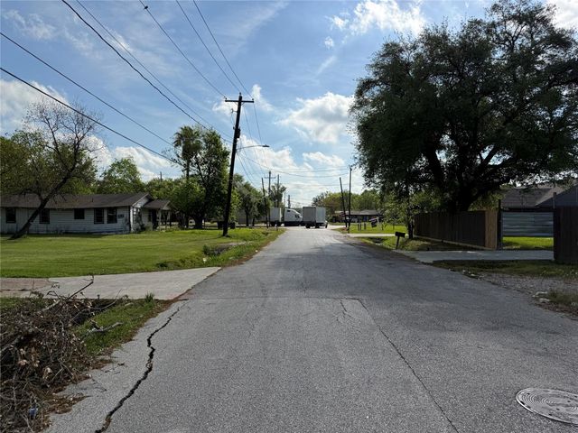 7825 Pardee Street, Houston, TX 77028