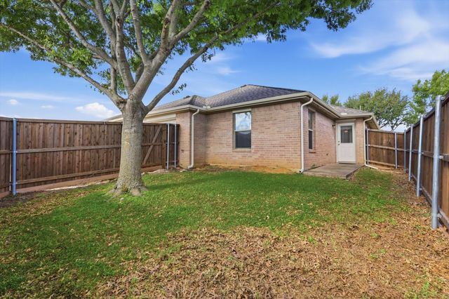 832 Clear Creek Drive, Desoto, TX 75115
