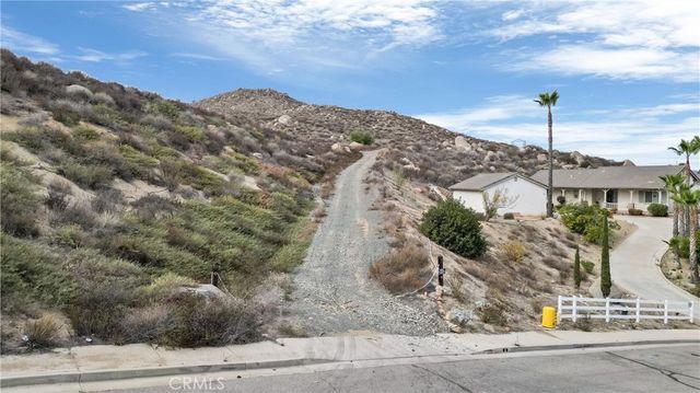 9 Via Del Lago, Lake Elsinore, CA 92532