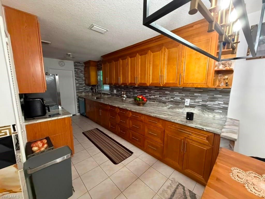 Image 10 of property listing at 40 NE 10th AVE, Cape Coral, FL 33909