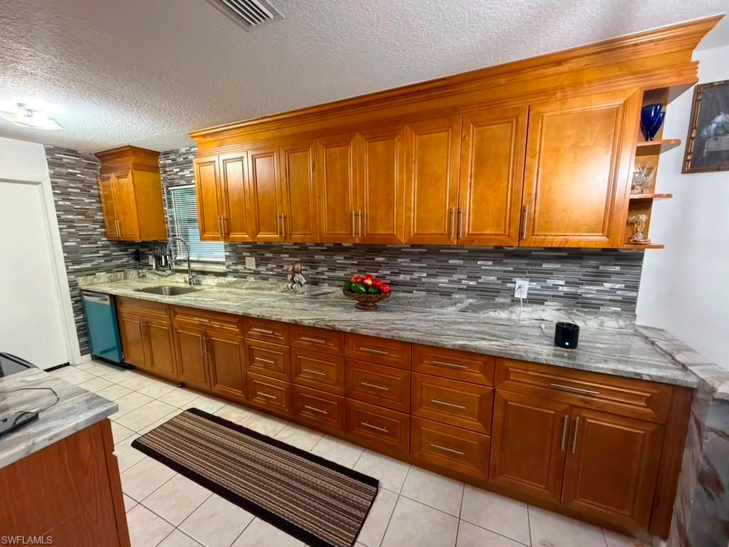Image 8 of property listing at 40 NE 10th AVE, Cape Coral, FL 33909