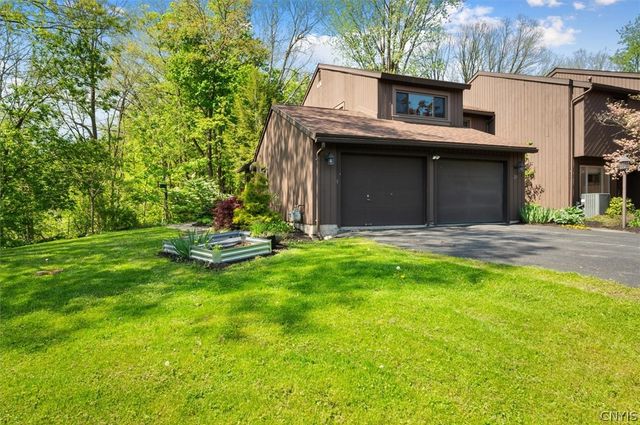 23 Jarvis Dr, Manlius, NY 13104