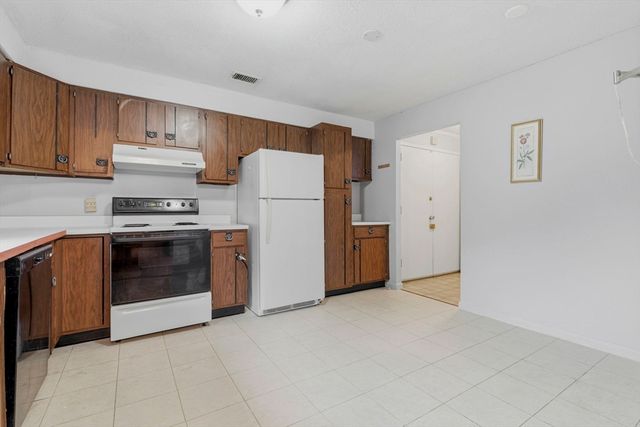 1002 Paradise Rd 1C, Swampscott, MA 01907