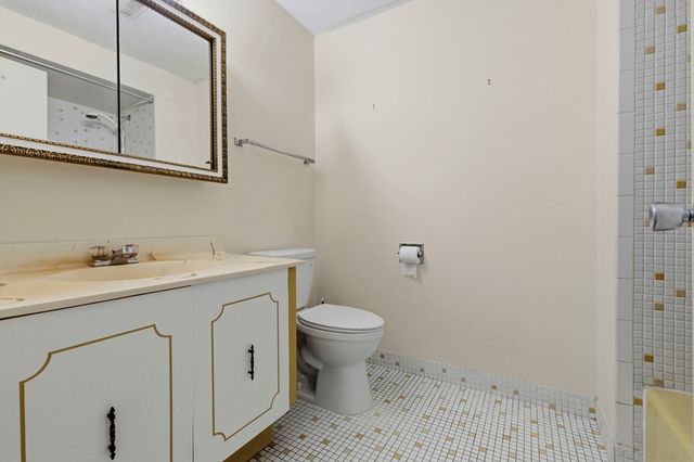 1002 Paradise Rd 1C, Swampscott, MA 01907