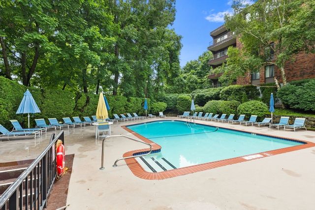 1002 Paradise Rd 1C, Swampscott, MA 01907