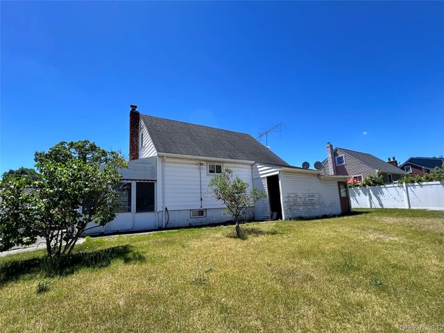 465 Saint Johns Street, Central Islip, NY 11722