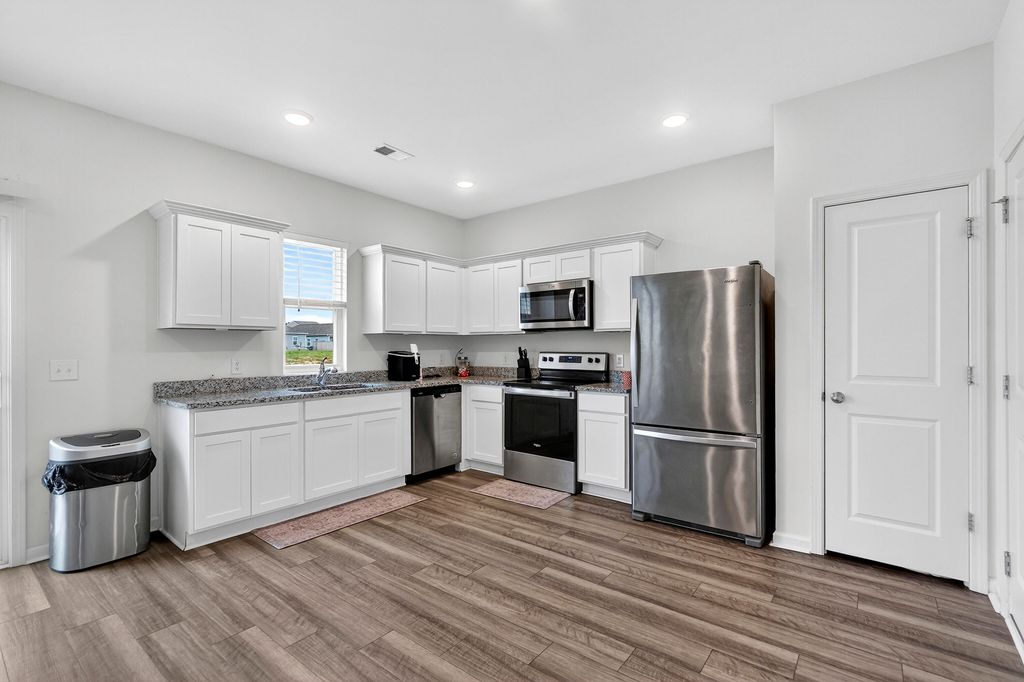 Image 4 of property listing at 575 Polaris Way, Summerville, SC 29486