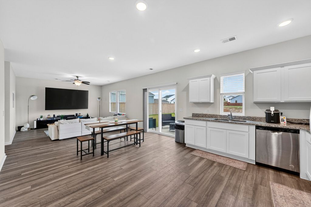 Image 6 of property listing at 575 Polaris Way, Summerville, SC 29486