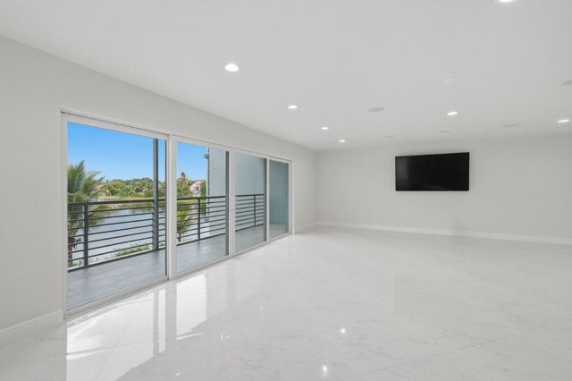 877 NE 195TH Street 222, Miami, FL 33179