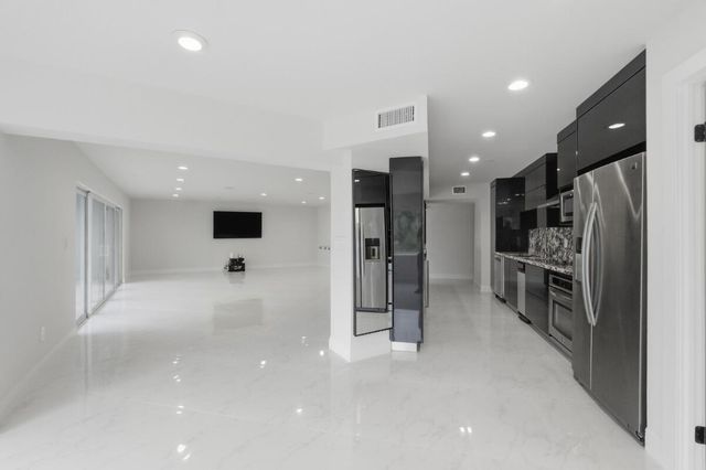 877 NE 195TH Street 222, Miami, FL 33179