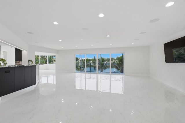 877 NE 195TH Street 222, Miami, FL 33179