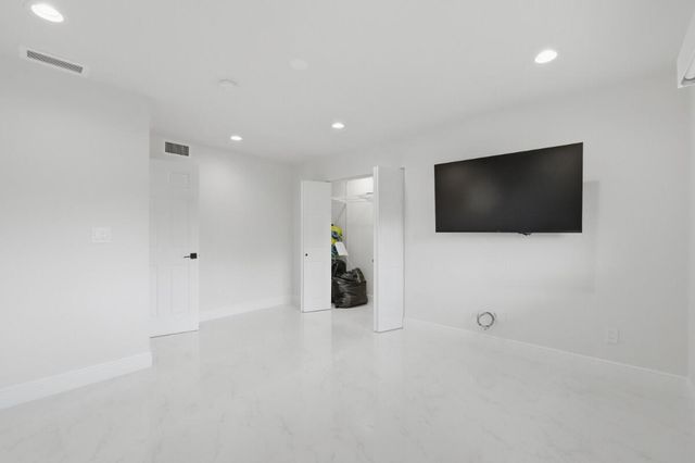 877 NE 195TH Street 222, Miami, FL 33179
