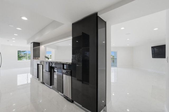 877 NE 195TH Street 222, Miami, FL 33179