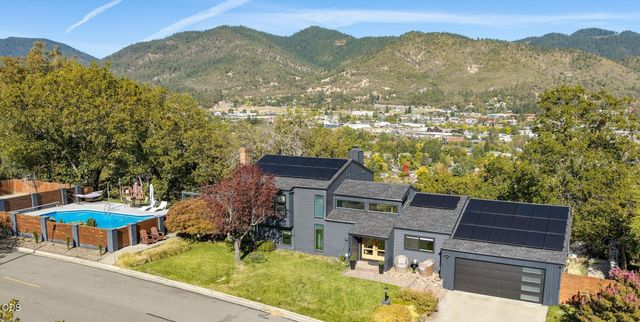 1021 NW Starlite Place, Grants Pass, OR 97526