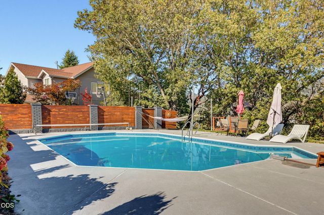 1021 NW Starlite Place, Grants Pass, OR 97526