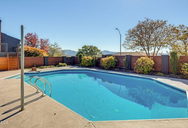 1021 NW Starlite Place, Grants Pass, OR 97526