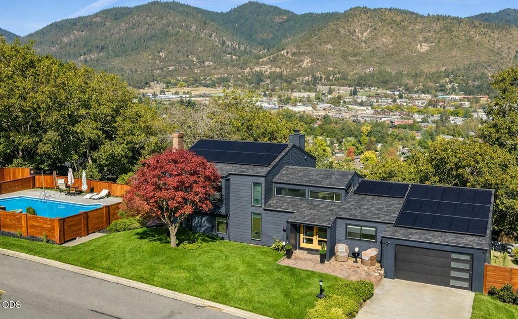 1021 NW Starlite Place, Grants Pass, OR 97526