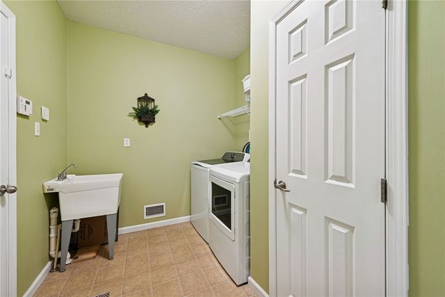 504 Azalea Ln., Bridgeville, PA 15017