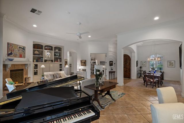 2502 Edingal Drive, Bakersfield, CA 93311